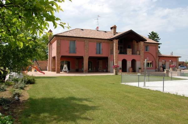 CASALE CON PISCINA