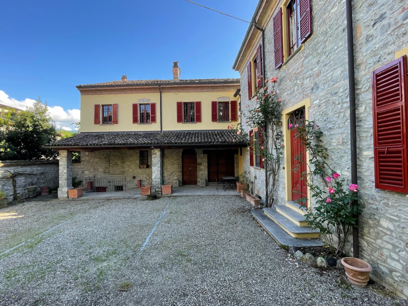 CASALE DI FINE '800 INTERAMENTE IN SASSO A BETTOLA