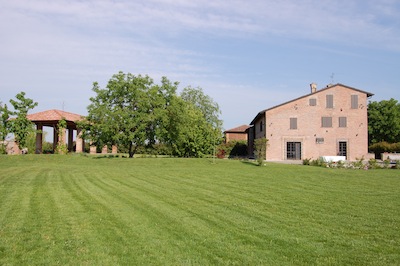 CASALE RISTRUTTURATO CON PISCINA