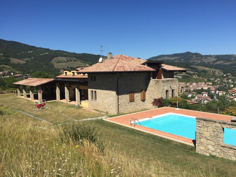 CASALE IN SASSO CON DEPENDANCE E PISCINA