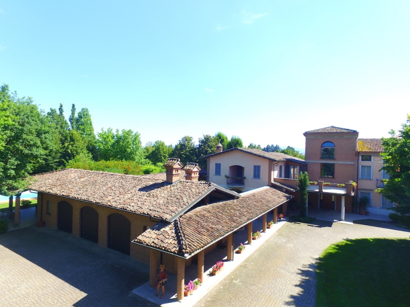 VILLA CON PISCINA A CARPANETO PIACENTINO