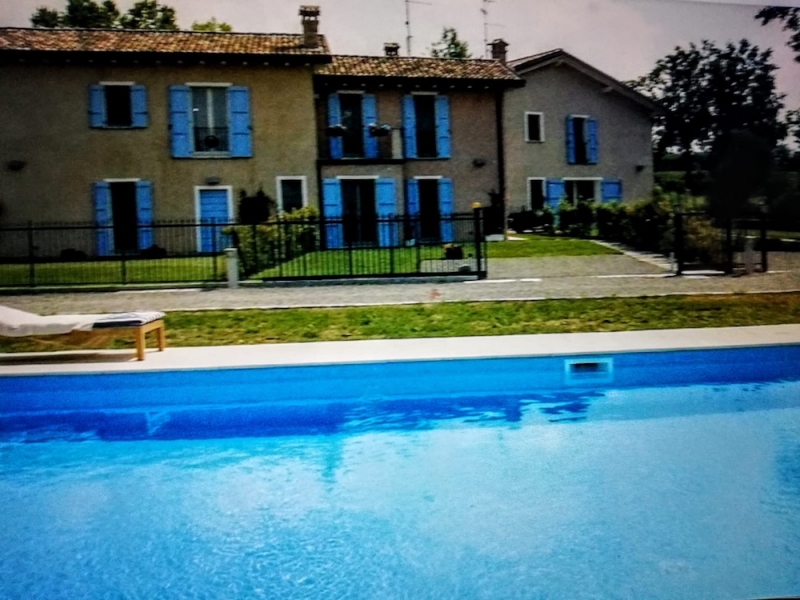 CASALE IN STILE PROVENZALE CON PISCINA