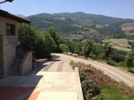 CASALE IN SASSO CON DEPENDANCE E PISCINA