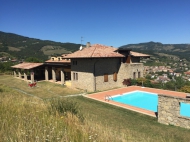 CASALE IN SASSO CON DEPENDANCE E PISCINA