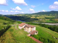 CASALE INDIPENDENTE CON DEPENDANCE E PISCINA SUL TREBBIA