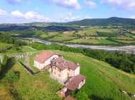 CASALE INDIPENDENTE CON DEPENDANCE E PISCINA SUL TREBBIA