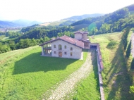 CASALE INDIPENDENTE CON DEPENDANCE E PISCINA SUL TREBBIA