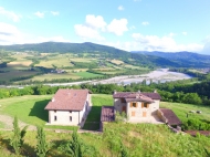 CASALE INDIPENDENTE CON DEPENDANCE E PISCINA SUL TREBBIA