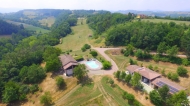 CASALE CON PISCINA E BOX CAVALLI