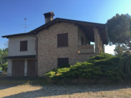 VILLA CON MAGAZZINO/STALLA