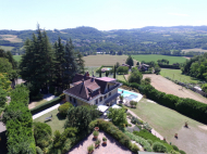 VILLA A TRAVO CON PISCINA