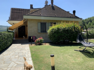 VILLA A TRAVO CON PISCINA