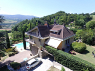VILLA A TRAVO CON PISCINA