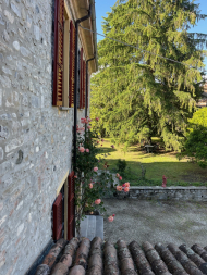 CASALE DI FINE '800 INTERAMENTE IN SASSO A BETTOLA