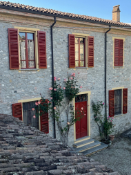 CASALE DI FINE '800 INTERAMENTE IN SASSO A BETTOLA