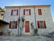 CASALE DI FINE '800 INTERAMENTE IN SASSO A BETTOLA