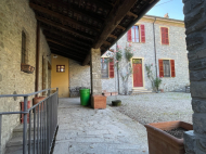 CASALE DI FINE '800 INTERAMENTE IN SASSO A BETTOLA
